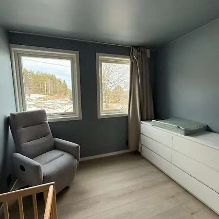 Stor Enebolig Med Stor Inngjerdet Hage Og Lekestativ! Perfekt For Barnefamilier Feriehus