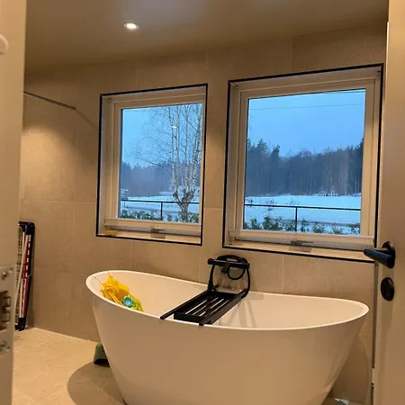 Stor Enebolig Med Stor Inngjerdet Hage Og Lekestativ! Perfekt For Barnefamilier Holiday home *
