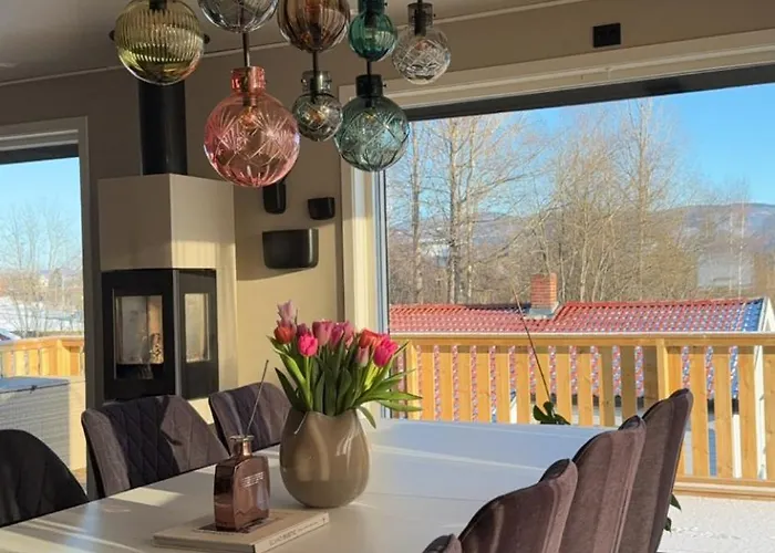 Stor Enebolig Med Stor Inngjerdet Hage Og Lekestativ! Perfekt For Barnefamilier Jevnaker