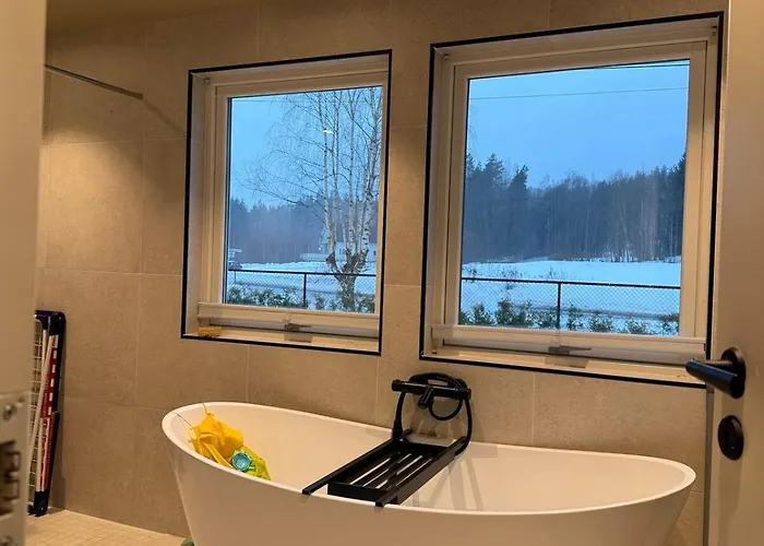 Stor Enebolig Med Stor Inngjerdet Hage Og Lekestativ! Perfekt For Barnefamilier Ferienhaus *