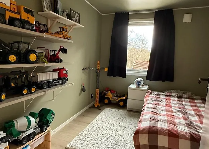 Stor Enebolig Med Stor Inngjerdet Hage Og Lekestativ! Perfekt For Barnefamilier Ferienhaus *