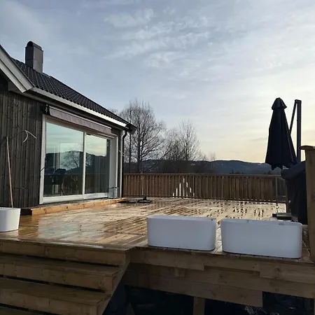 Stor Enebolig Med Stor Inngjerdet Hage Og Lekestativ! Perfekt For Barnefamilier Semesterbostad Jevnaker