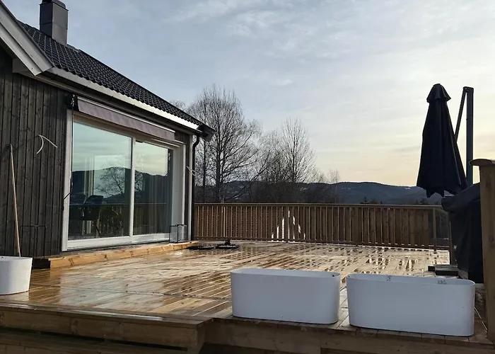 Stor Enebolig Med Stor Inngjerdet Hage Og Lekestativ! Perfekt For Barnefamilier Semesterbostad Jevnaker